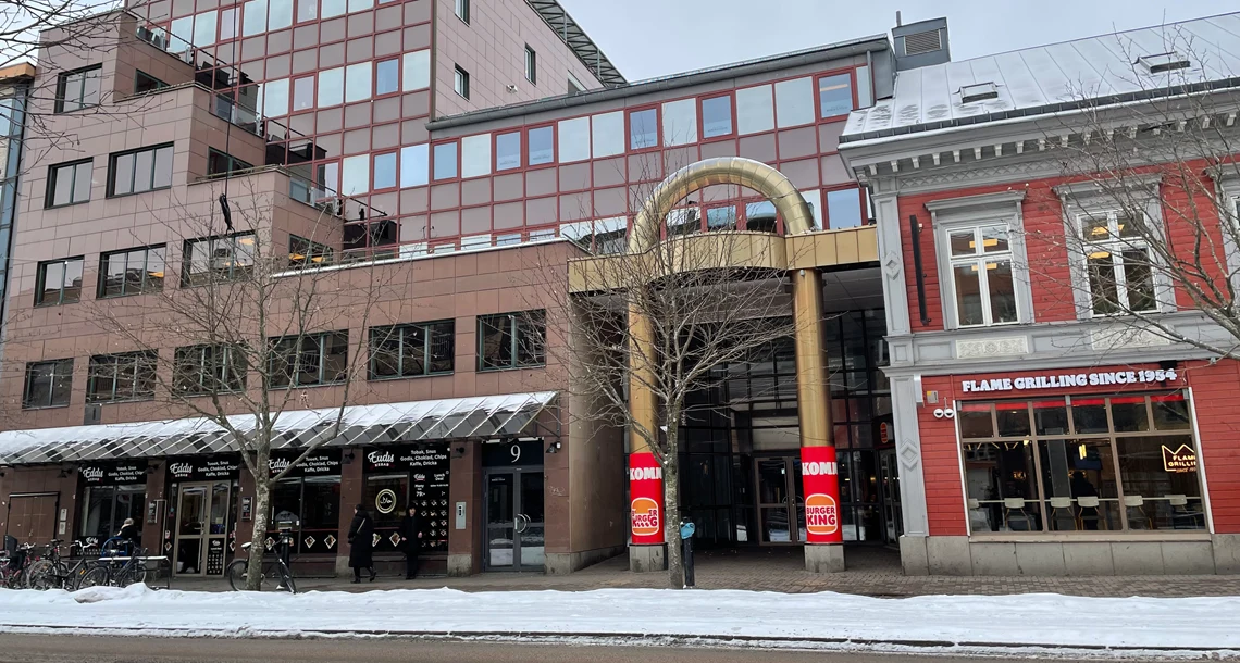 Fasadbild på fastighet i stadsmiljö