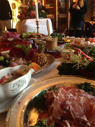 Ett julbord med flera olika tallrikar med mat