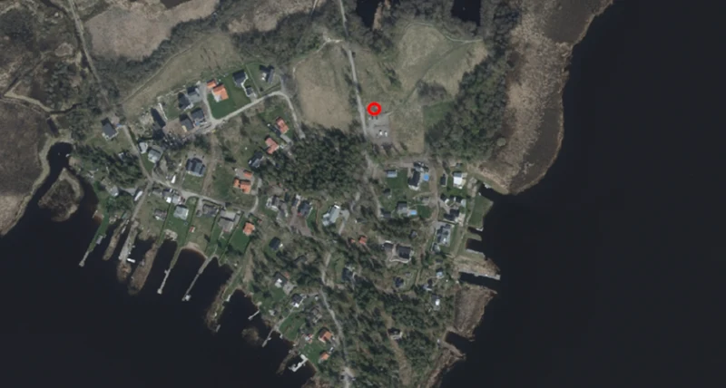 Markerad plats på karta över föreslagen gemensam uppsamlingsplats av sopkärl på Herrön. 