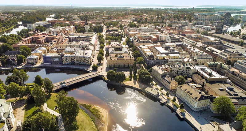 Flygbild över centrala Karlstad med Klarälven i förgrunden.