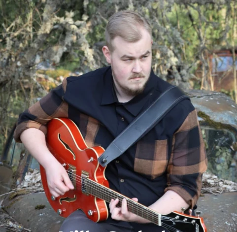 Man med gitarr