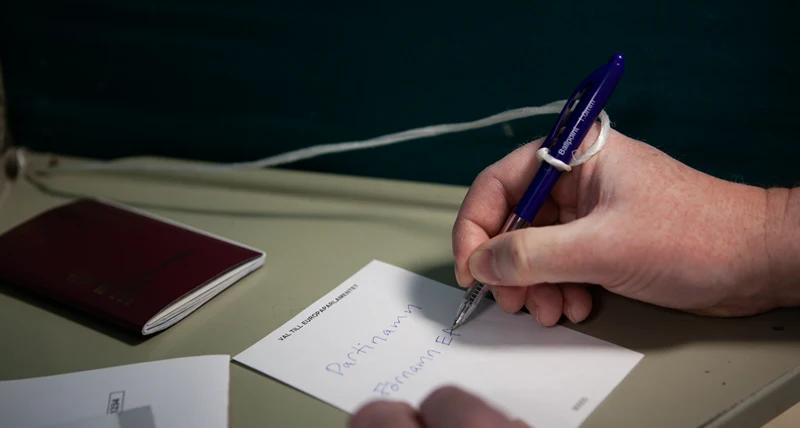 Väljare röstar i ett valbås