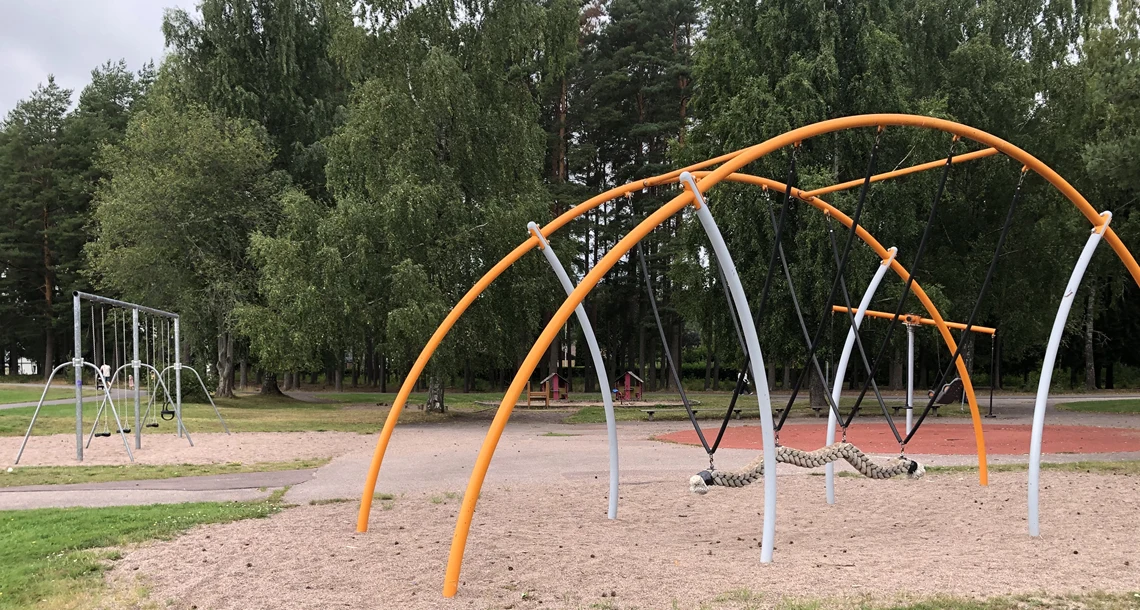 Stodeneskolans lekplats är vackert inramad av grönska. Lekplatsen är främst utformad för de lite större barnen.