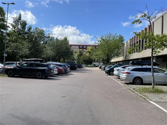 Bilar som står parkerade på parkeringsytan som kommer att vara avstängd från och med vecka 32. 