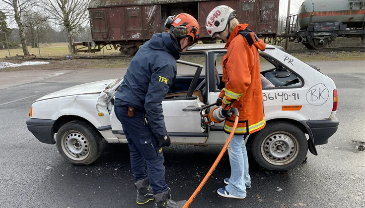 Person som ska prova att klippa i ett bilvrak.