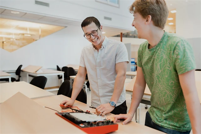 Personer skrattar i ett klassrum