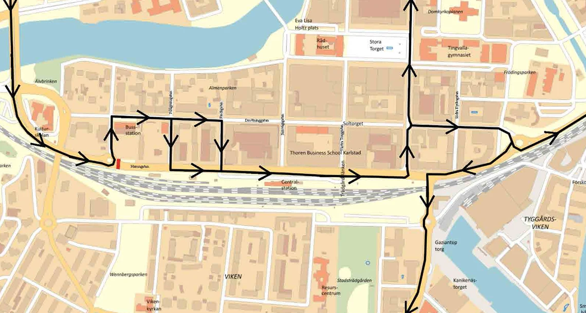 Karta över del av centrala karlstad med svarta pilar som visar hur bilar kan köra
