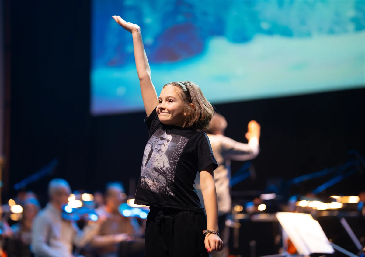 Flicka som dansar på en scen