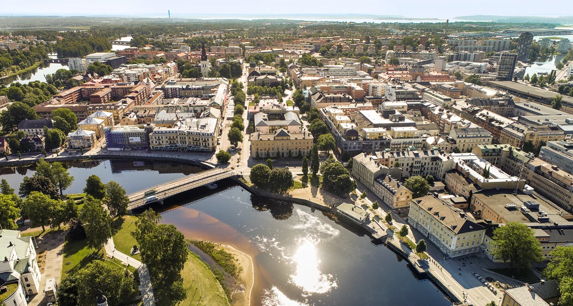 Flygbild över centrala Karlstad med Klarälven i förgrunden.