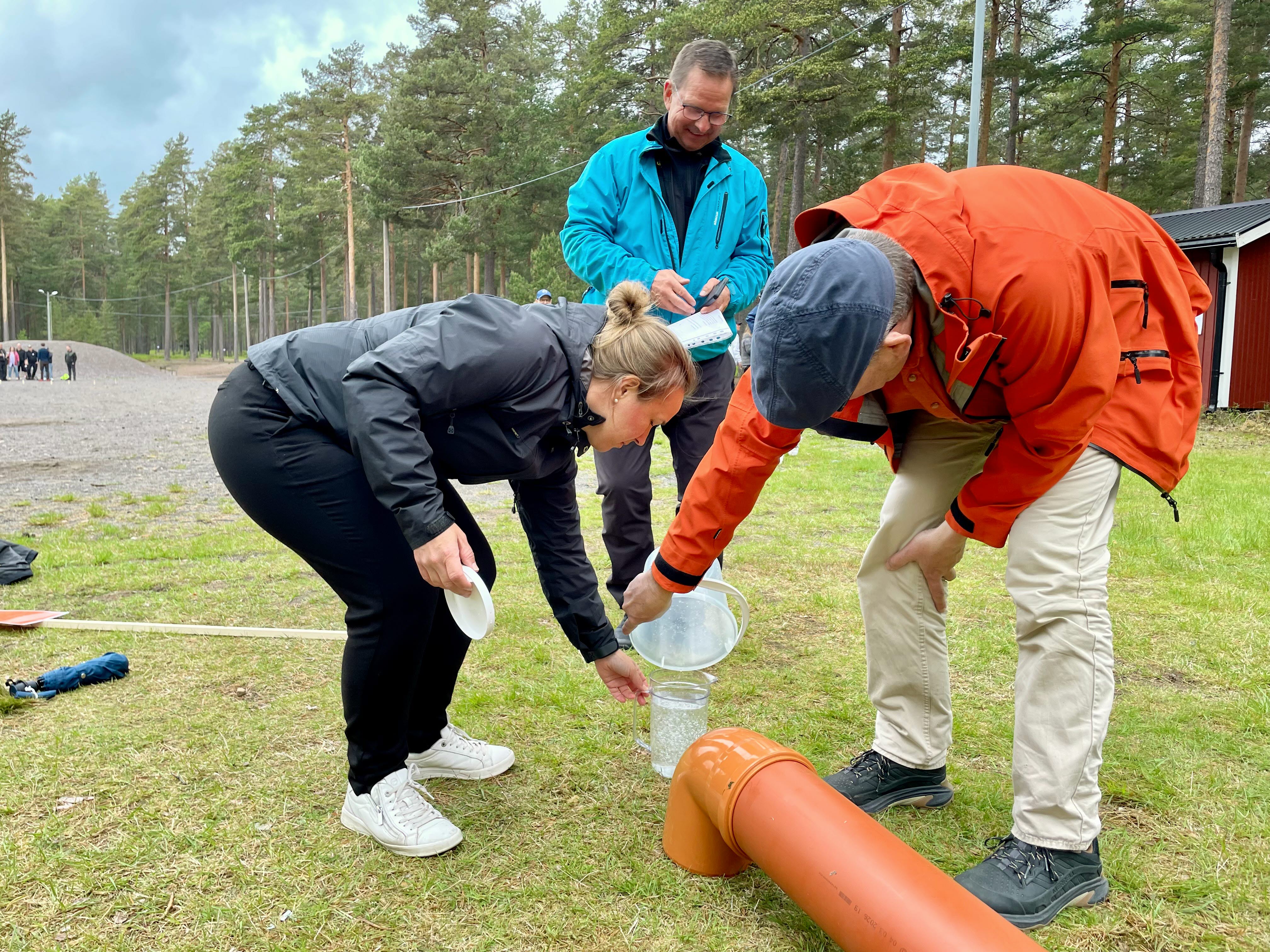Personer håller rör