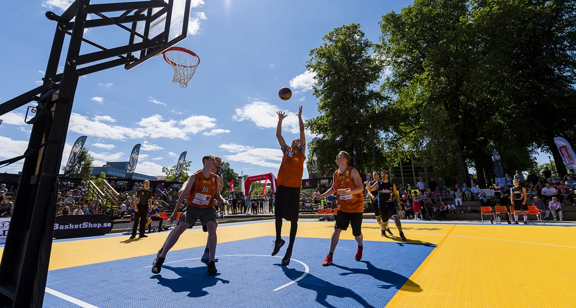 Spelare spelar streetbasket.