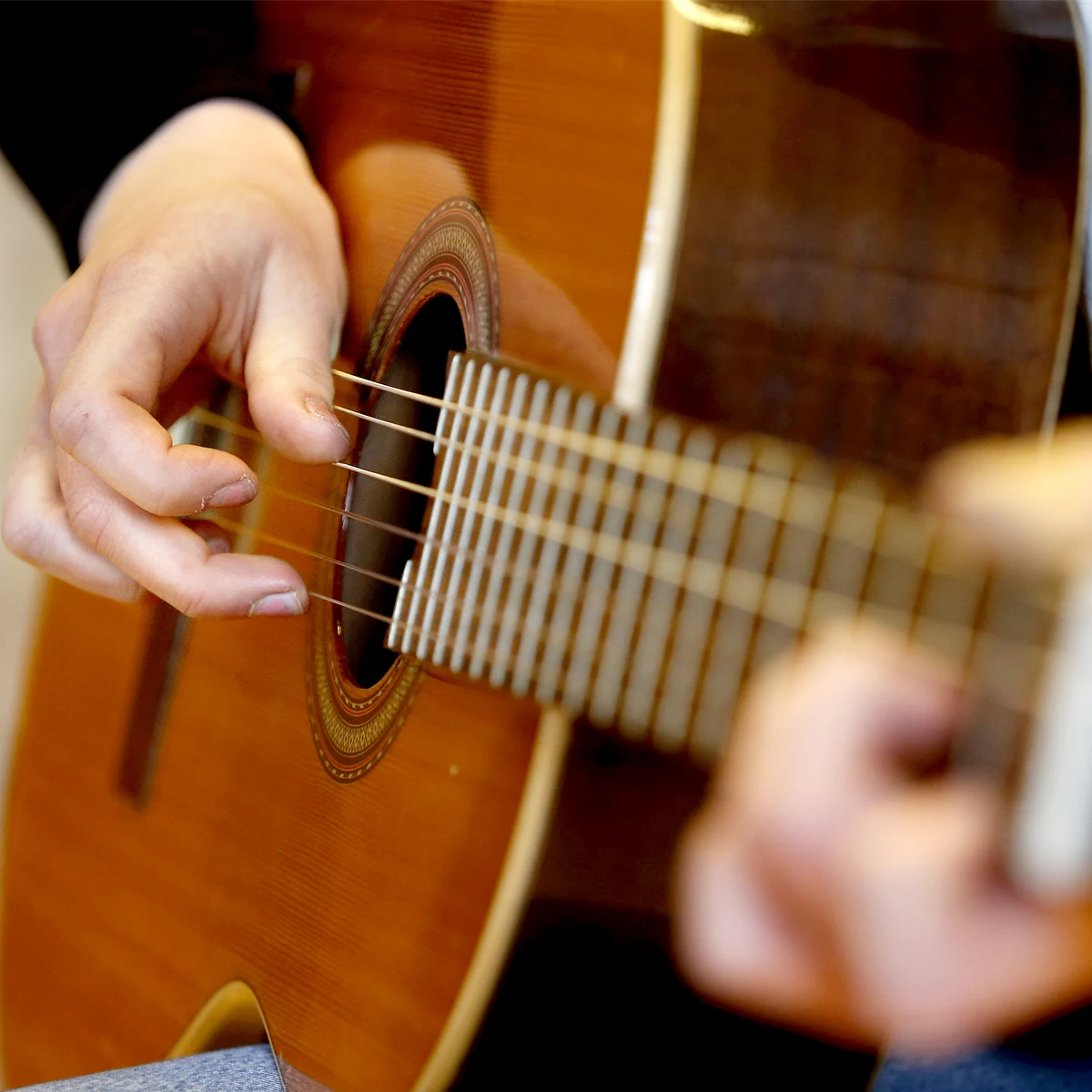 Närbild på en hand på en gitarr
