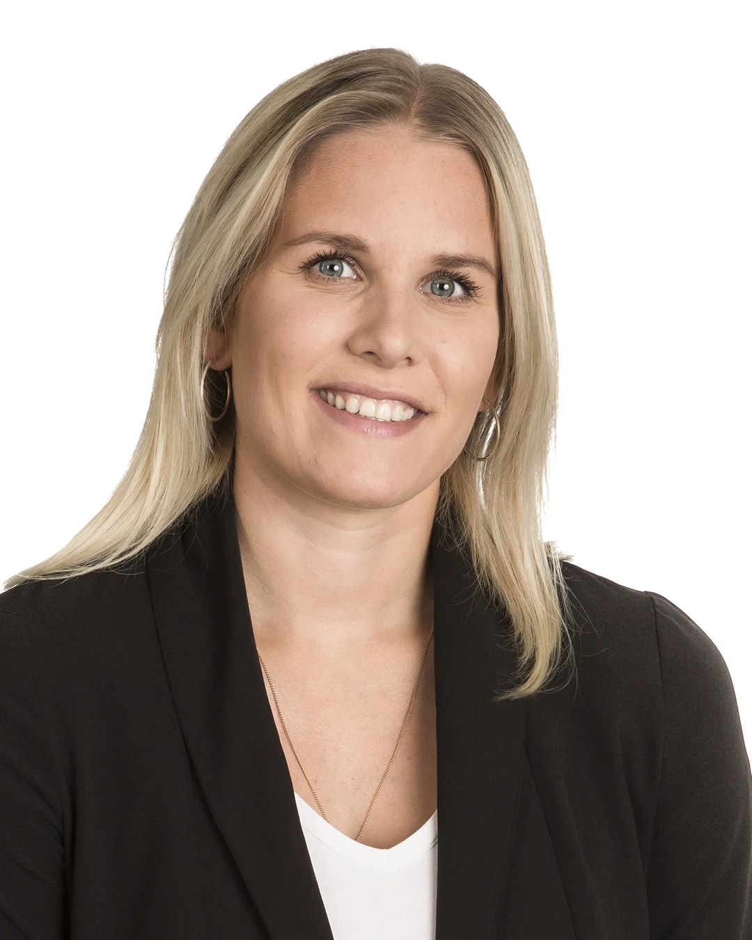 Kvinna som ler mot kameran