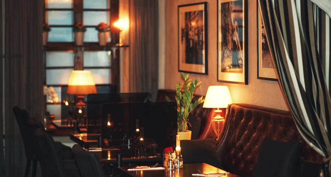 En mysig interiör med soffor och bord med tavlor på väggen bakom