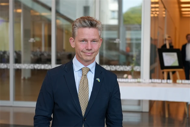 {"X":0.16,"Y":0.0,"Width":0.665,"Height":1.0}