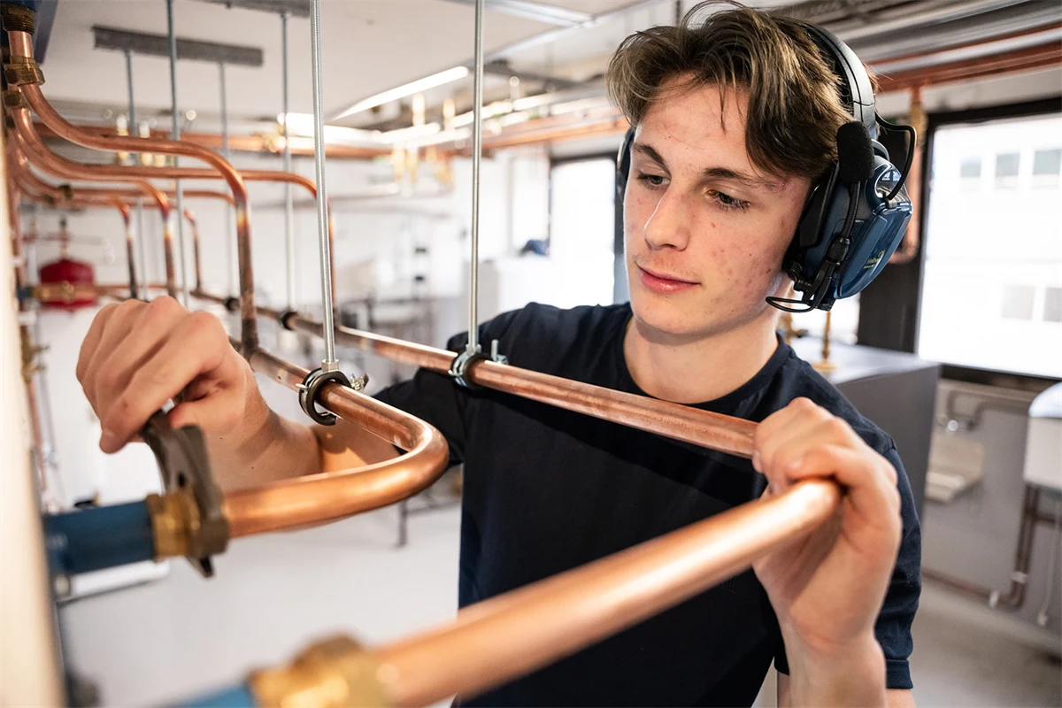 Gymnasieelev monterar ett rör