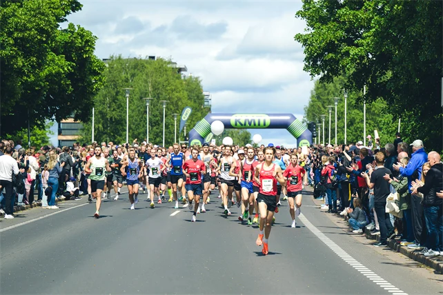 Löpare som springer Stadsloppet i Karlstad