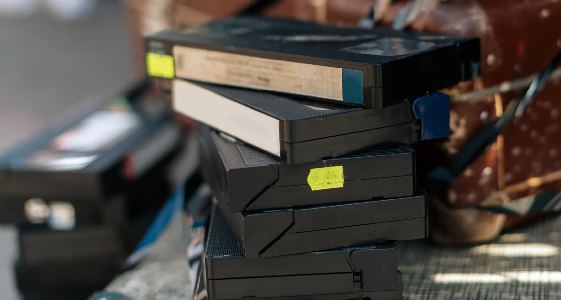 En hög med gamla VHS-kassettband