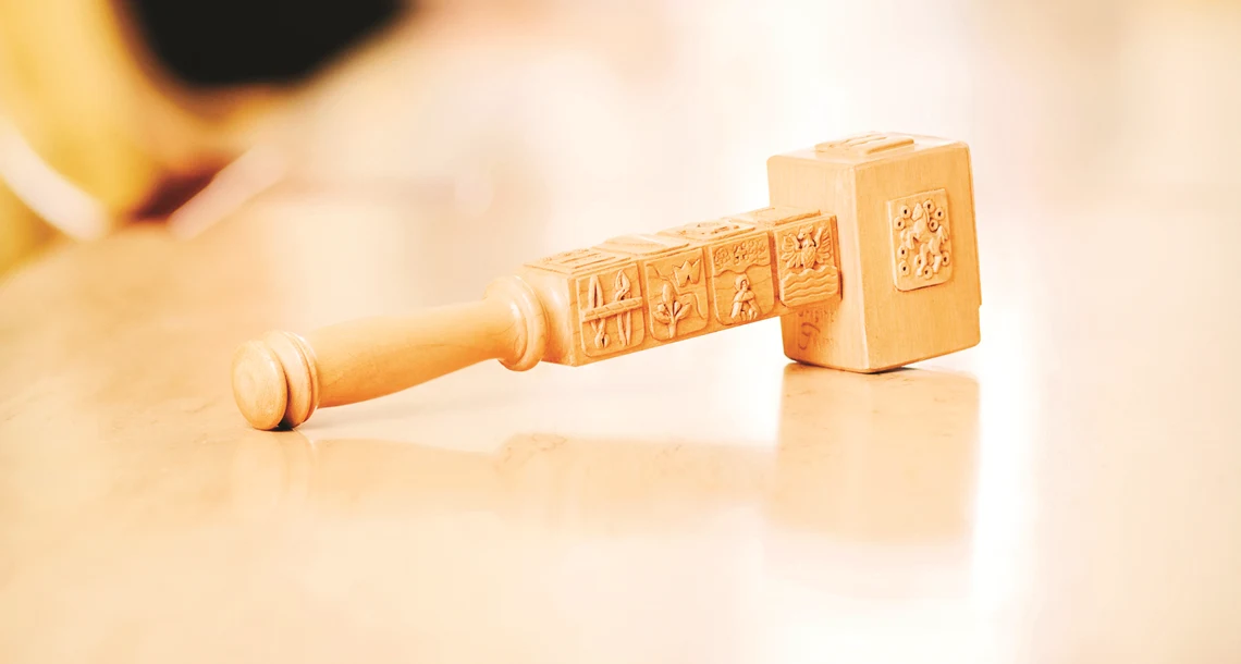 Ordförandeklubba på ett sammanträdesbord