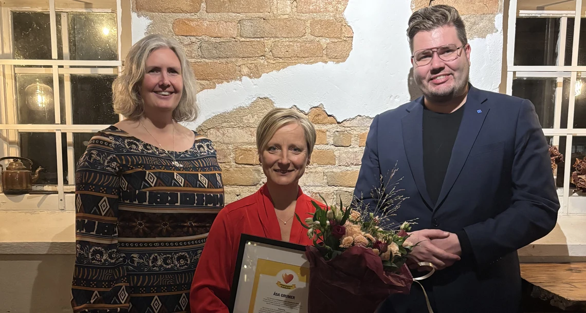 Åsa Grumer, vinnare landsbygdsrådets eldsjälspris 2025, tillsammans med Monika Bubholz och Fredrik Roos.