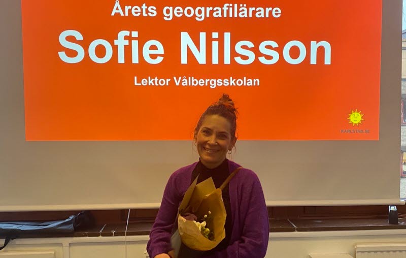 Sofie Nilsson tar emot blommor på barn-och ungdomsnämndens sammanträde