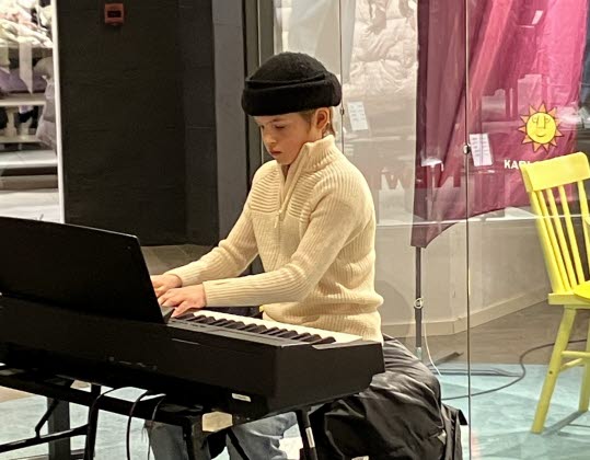 Pojke som spelar piano