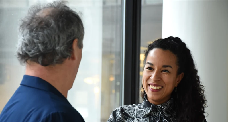 Två personer står och pratar