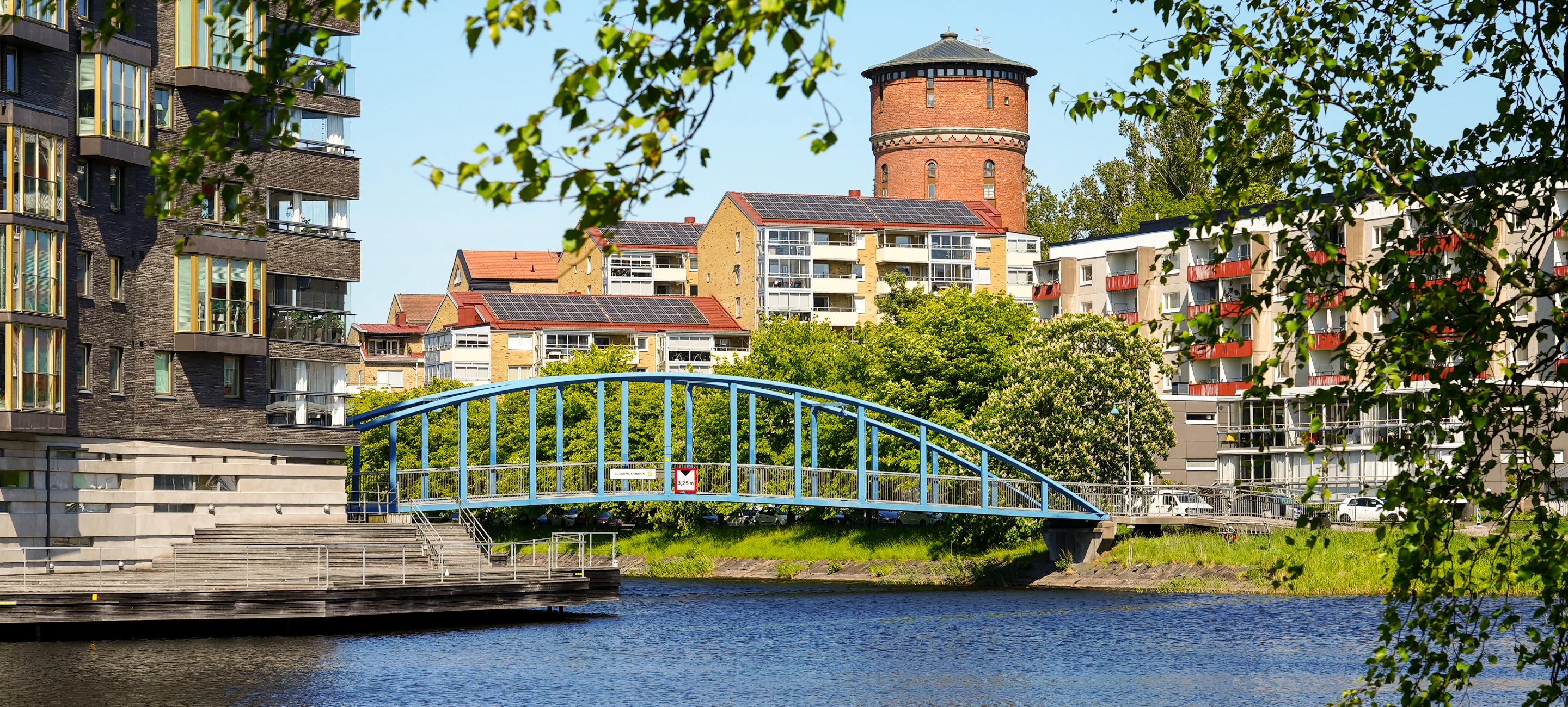 Vy från Klarälven mot Herrhagen med Tornet i bakgrunden