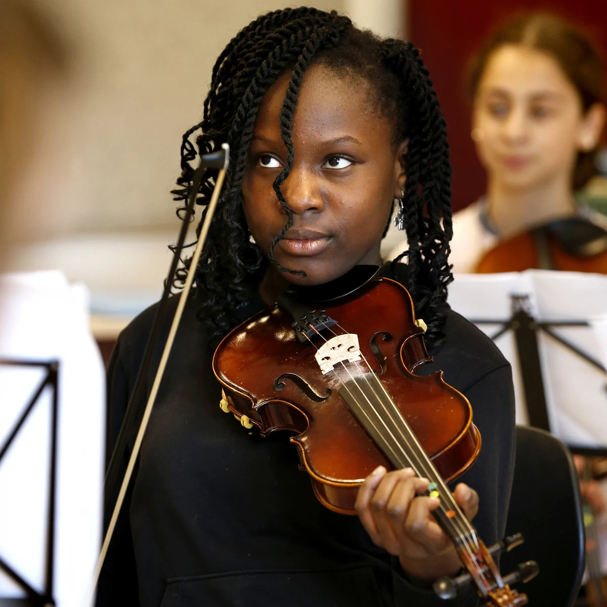 Flicka som spelar fiol