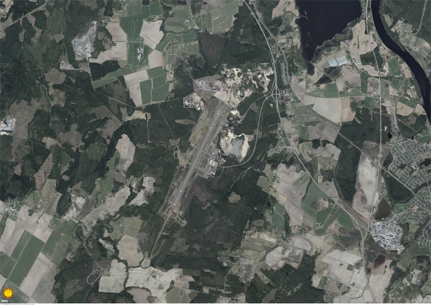 Flygfoto över Karlstads flygplats med omnejd