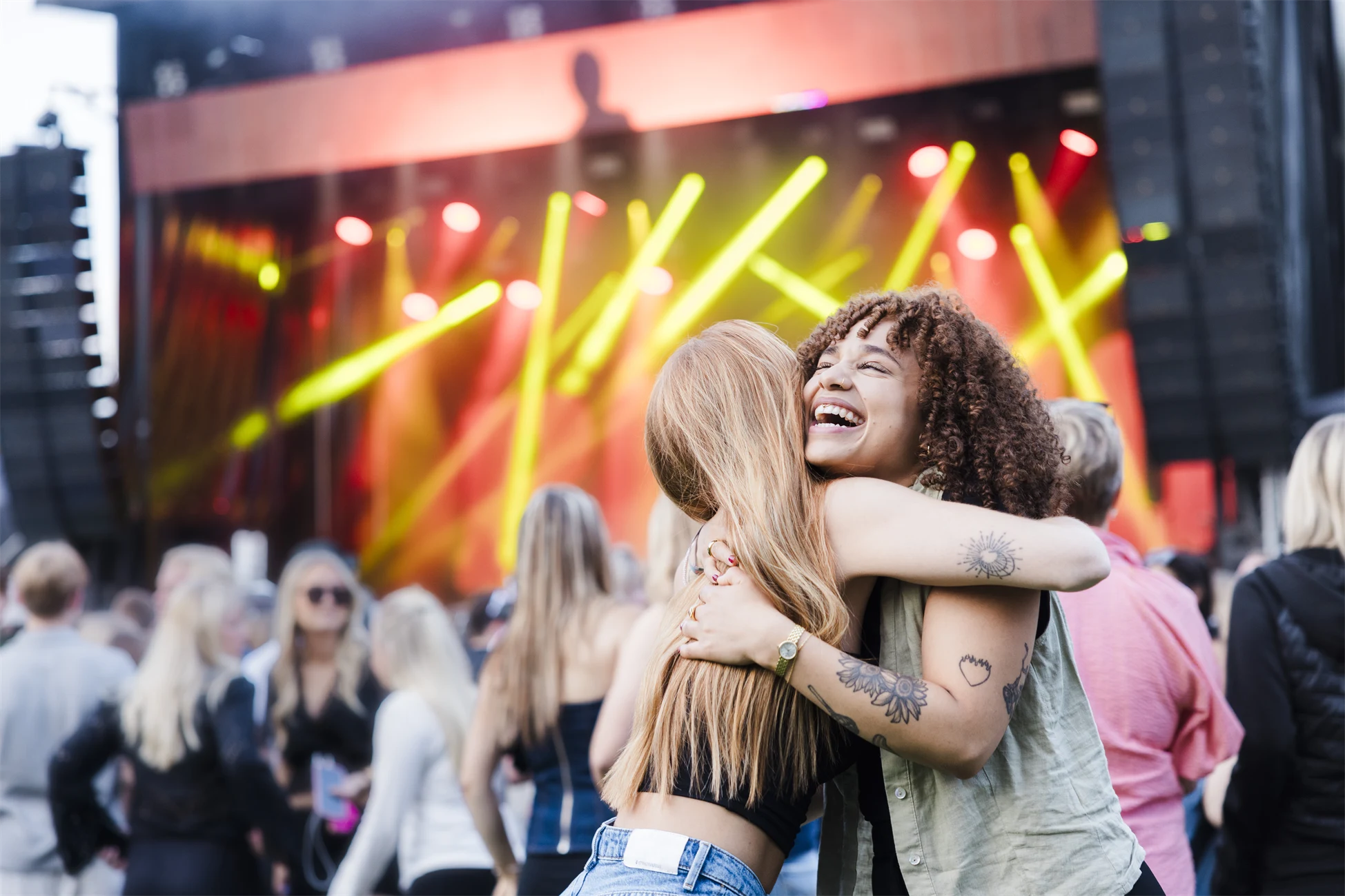Glada ungdomar i publik på konsert 