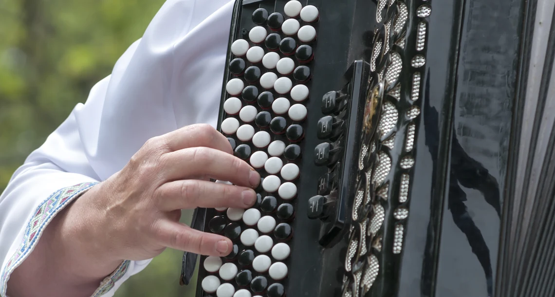 {"X":0.2925,"Y":0.0,"Width":0.6625,"Height":1.0}