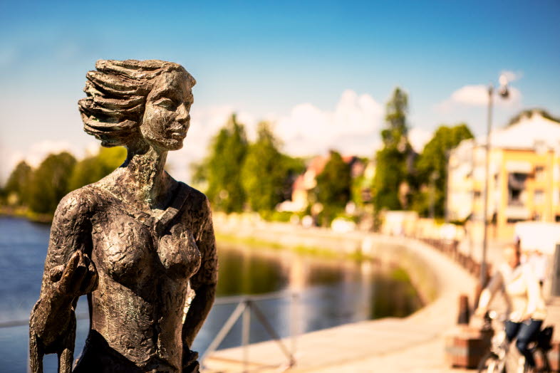 Sola i Karlstad står staty vid Klarälvens strand i centrala Karlstad