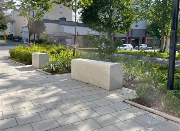 Växtbäddar intill en trottoar