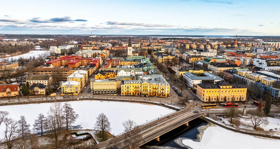Flygbild över centrala Karlstad med lite snö och is.