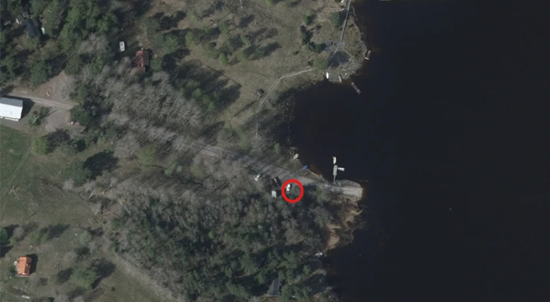 Markerad plats på karta över föreslagen gemensam uppsamlingsplats av sopkärl på Jäverön. 