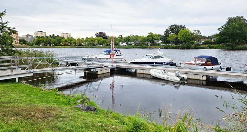 Båtar vid en brygga