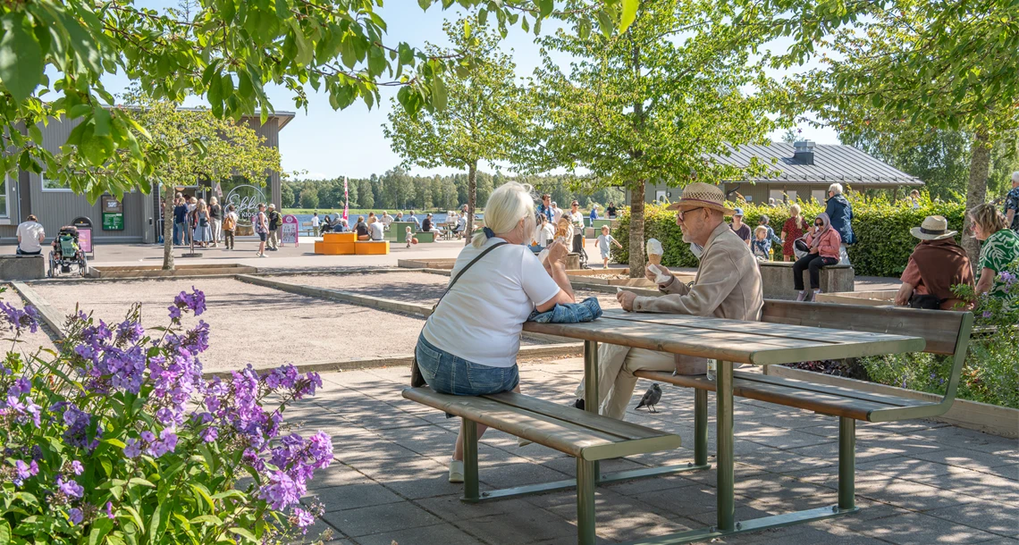 Folk som njuter av sommar och glass utanför Ebbas kiosk. 