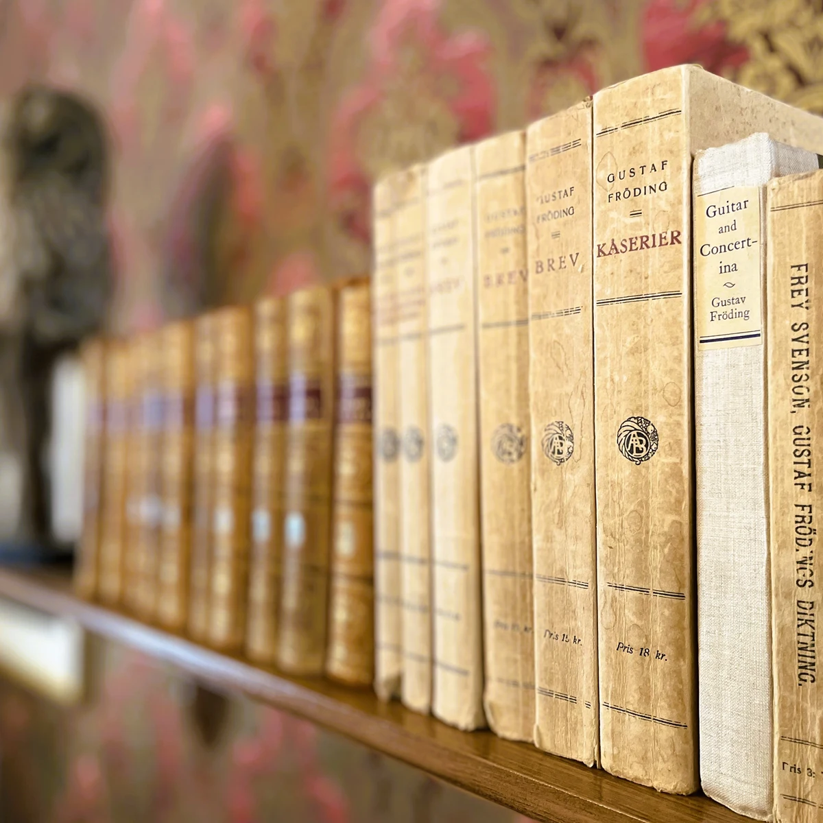 Frödingböcker på en hylla