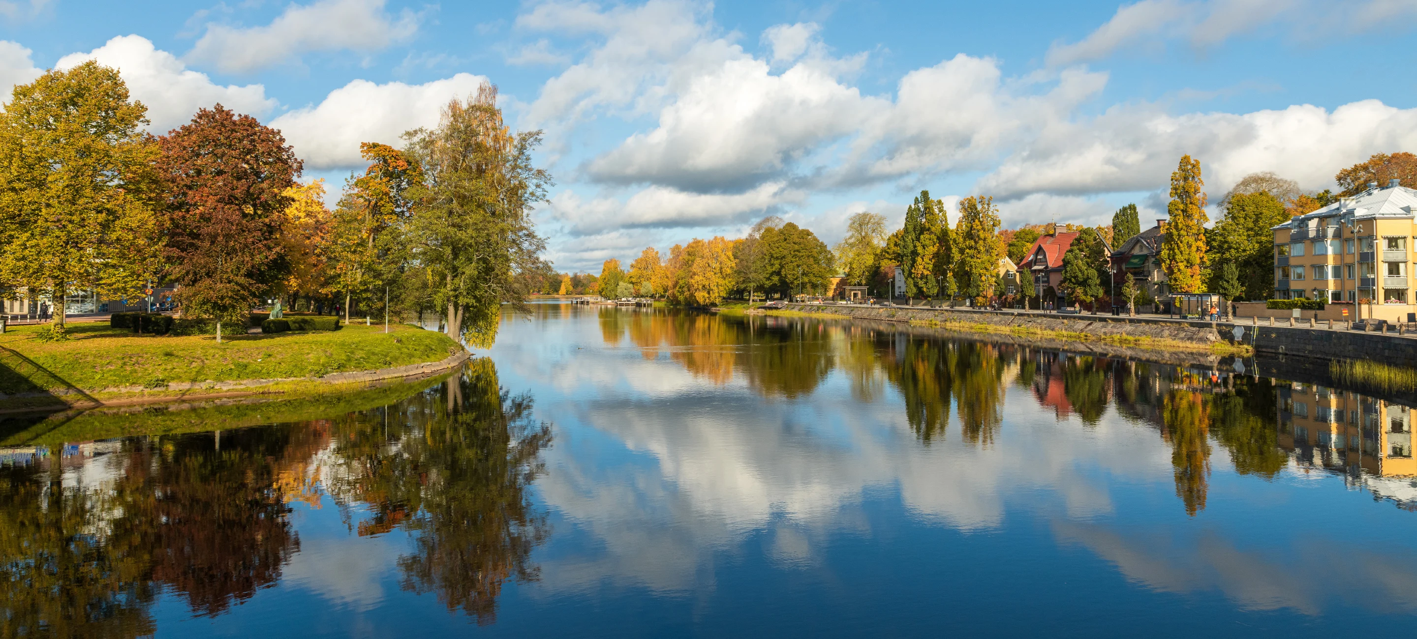 Höstvy över Klarälven mot Sandgrund