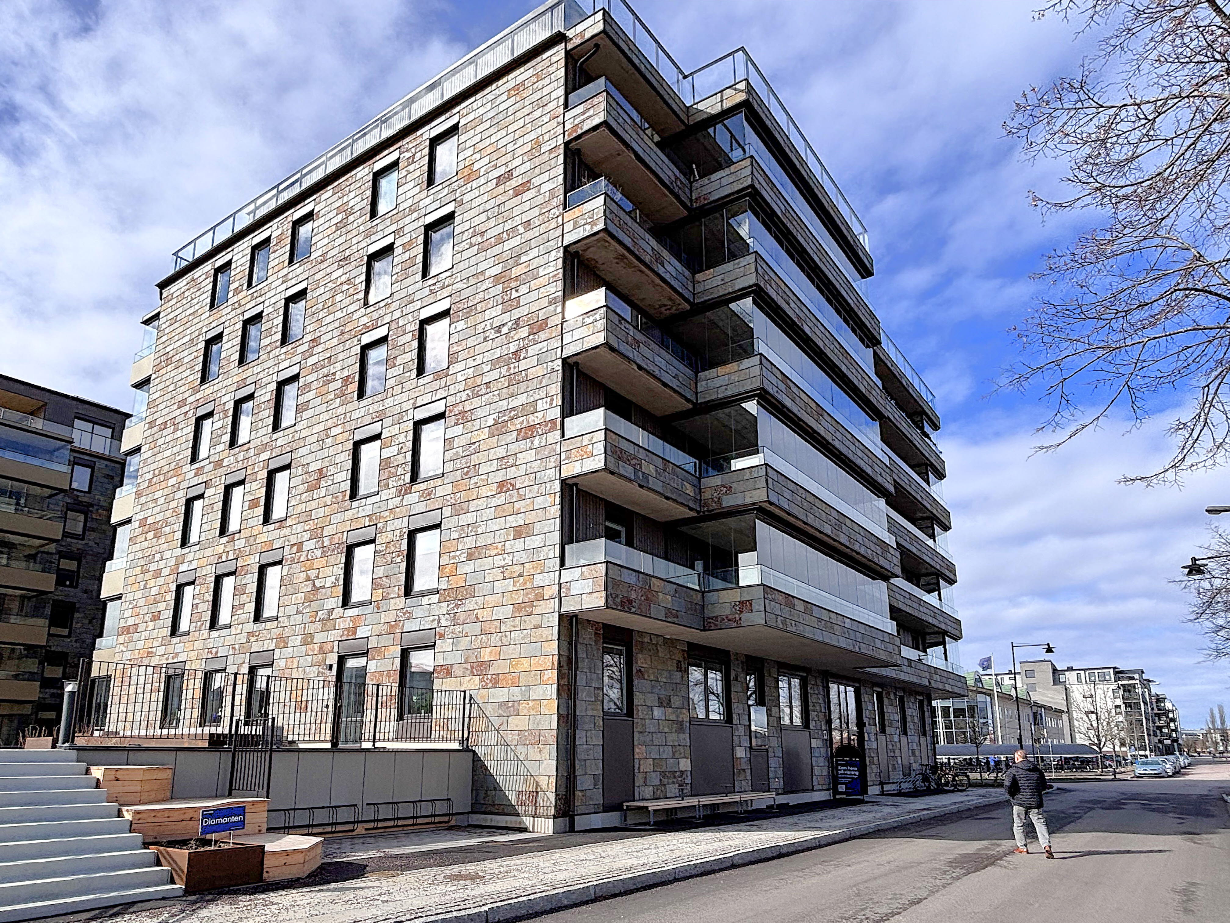 Grå nybyggd flervåningshus