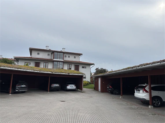 Gröna tak på en garagelänga