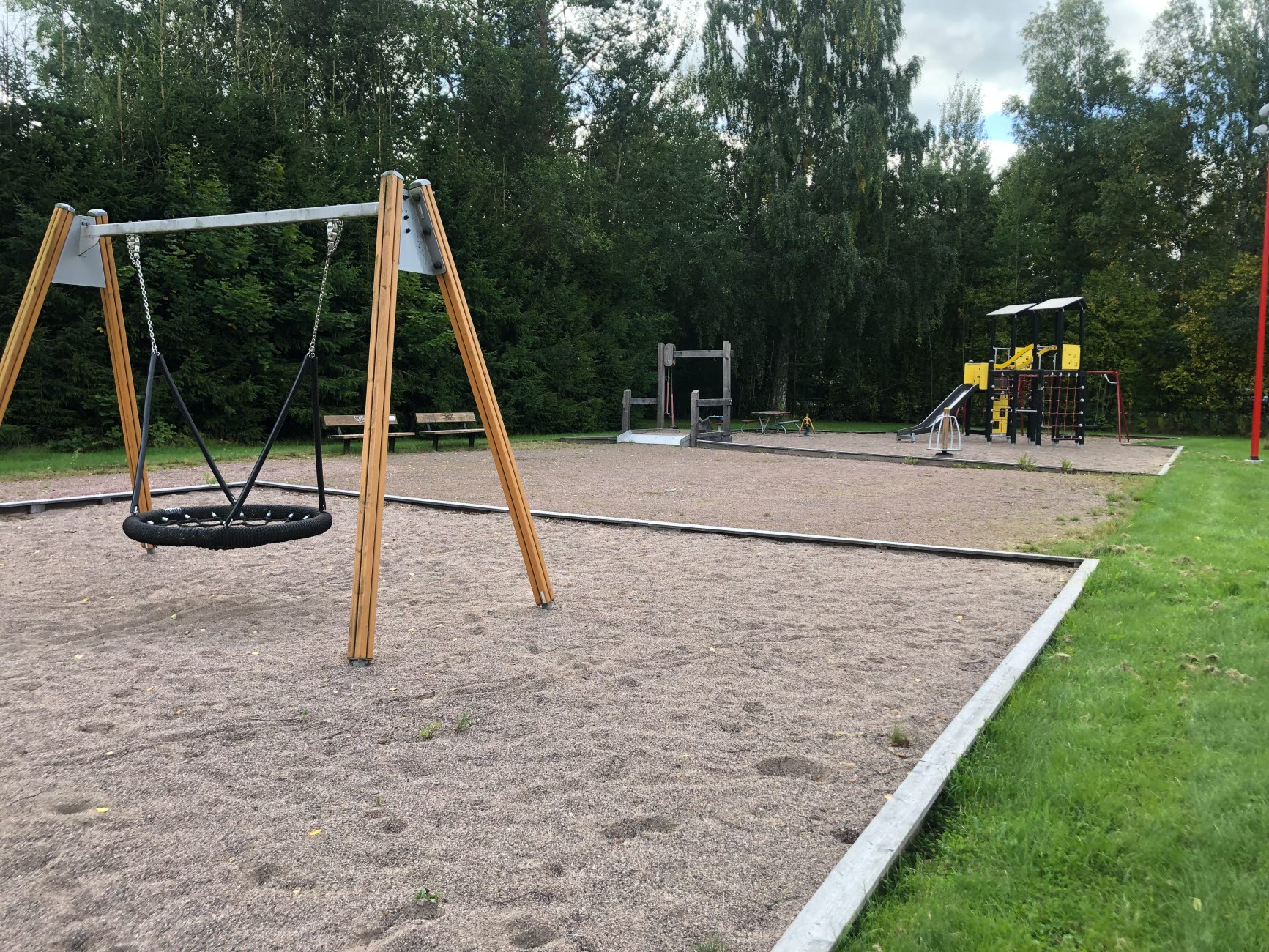 I Lindfors lekplats finns bland annat lekredskap såsom karusell och kompisgunga, pulkabacke, boulebanor och en öppen gräsbevuxen aktivitetsyta vilka sammantaget bildar en mångfunktionell mötesplats för både äldre och yngre.