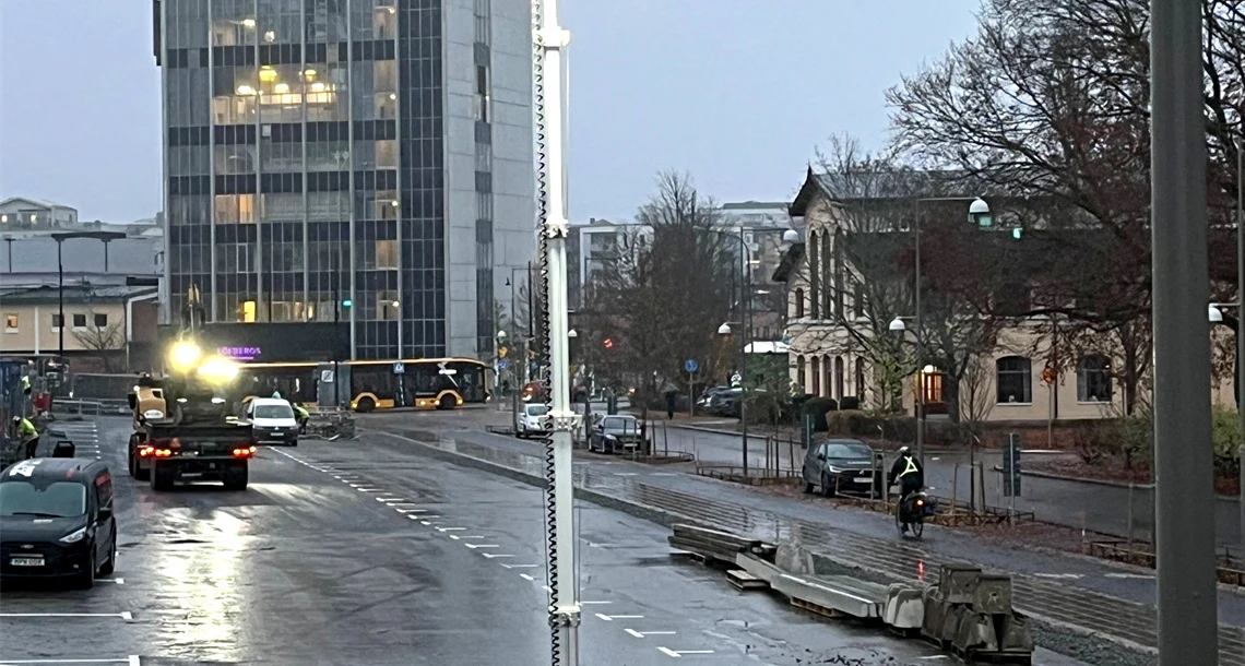 BIld över parkeringsyta med Löfbergsskrapan i bakgrunden