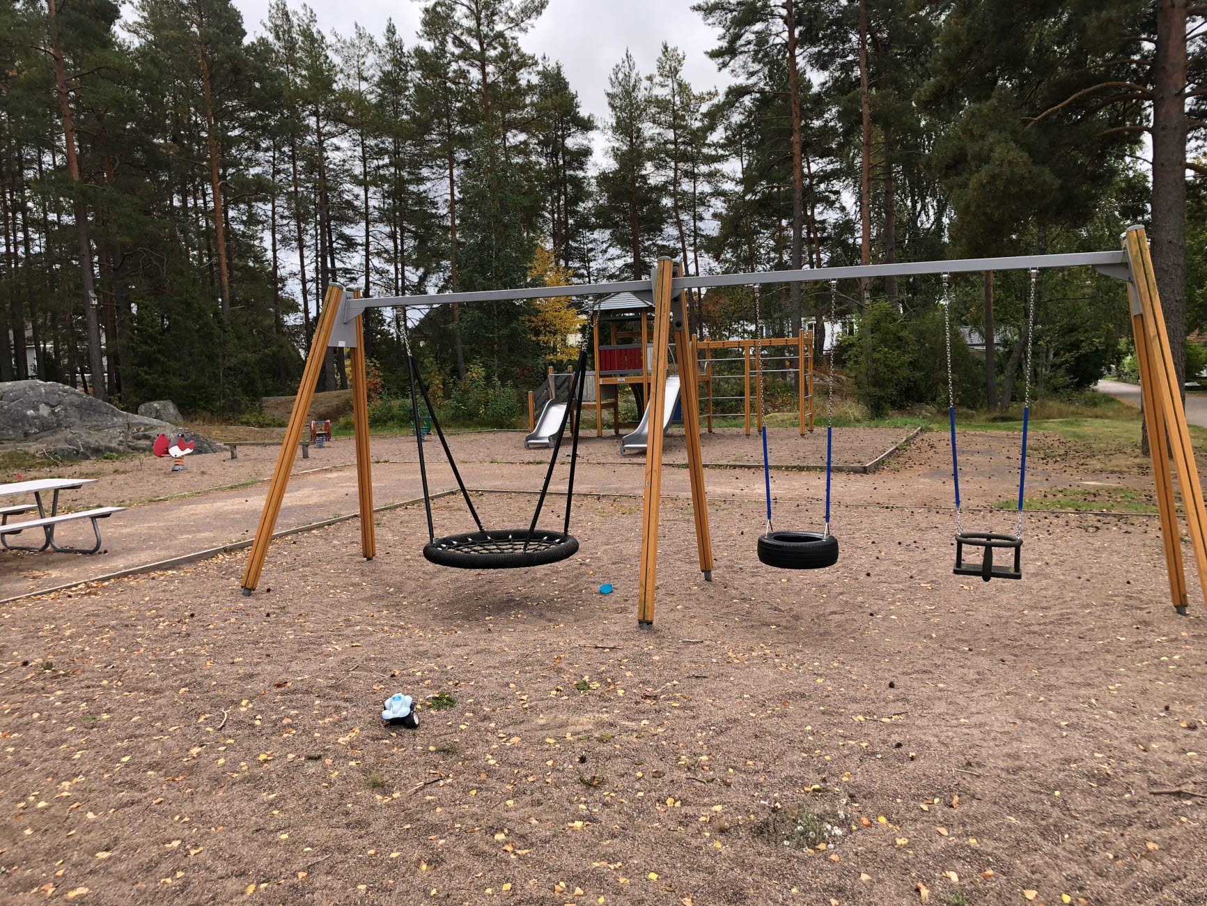På Henstadpromenadens lekplats finns bland annat klätterställning och en kompisgunga. 