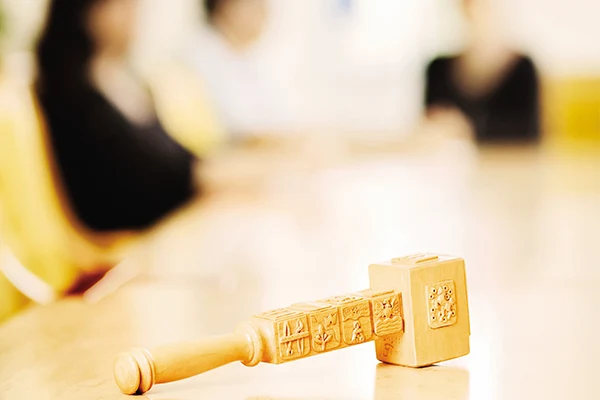 Beslutsklubba på ett bord.