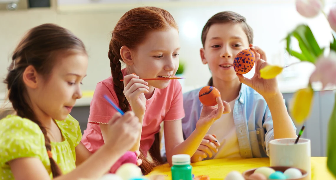 Barn som påskpysslar