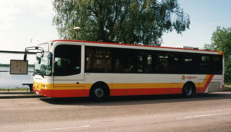 Karlstadsbuss i äldre design, vit med ett gult och ett rött fält nertill.