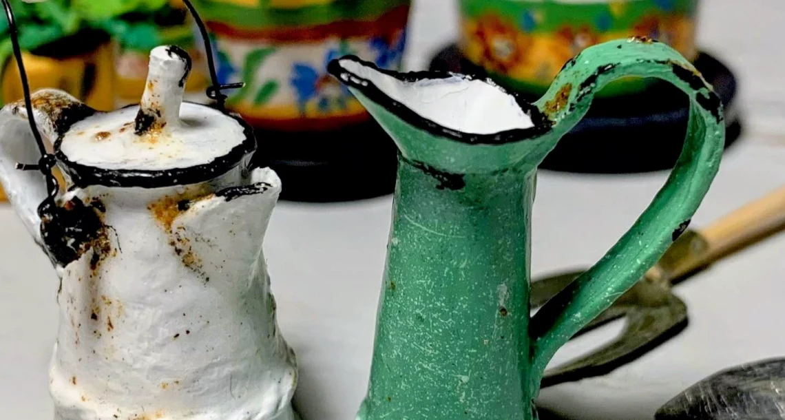 En vattenkaraff och en kaffekittel i miniatyrformat