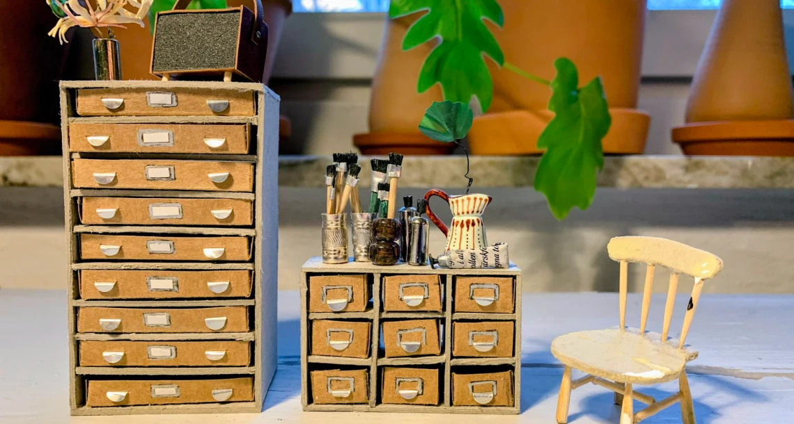 Två byråer och en stol i miniatyrformat